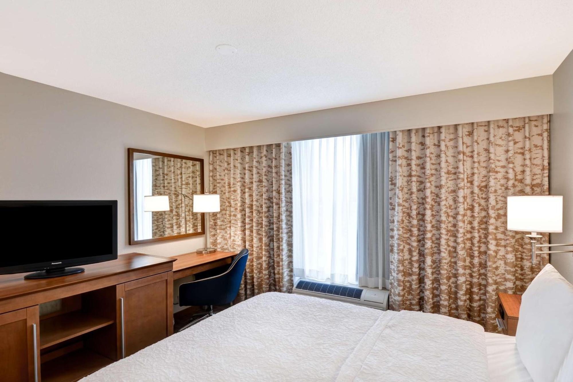 Hampton Inn Стейт Колледж Экстерьер фото