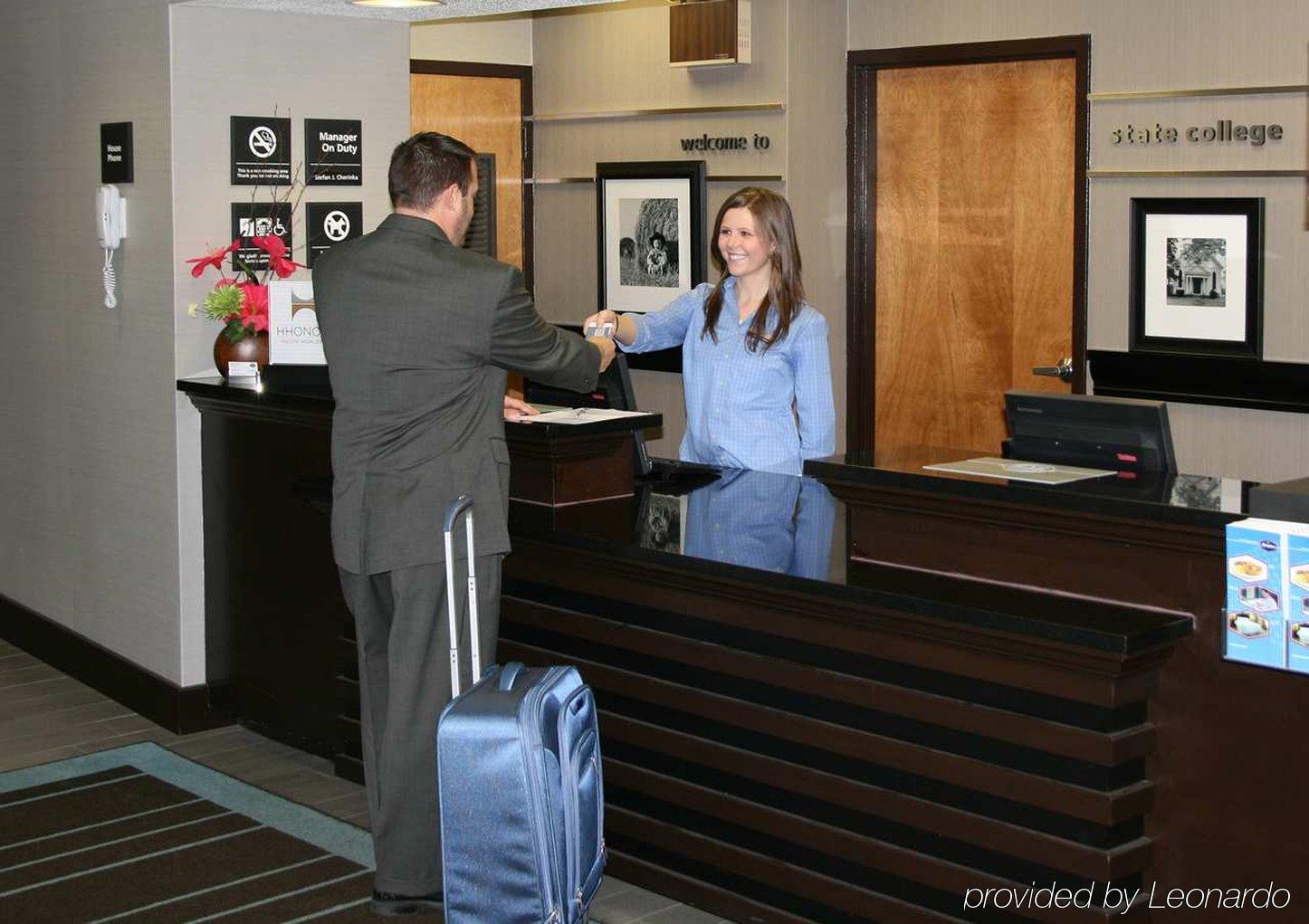 Hampton Inn Стейт Колледж Интерьер фото