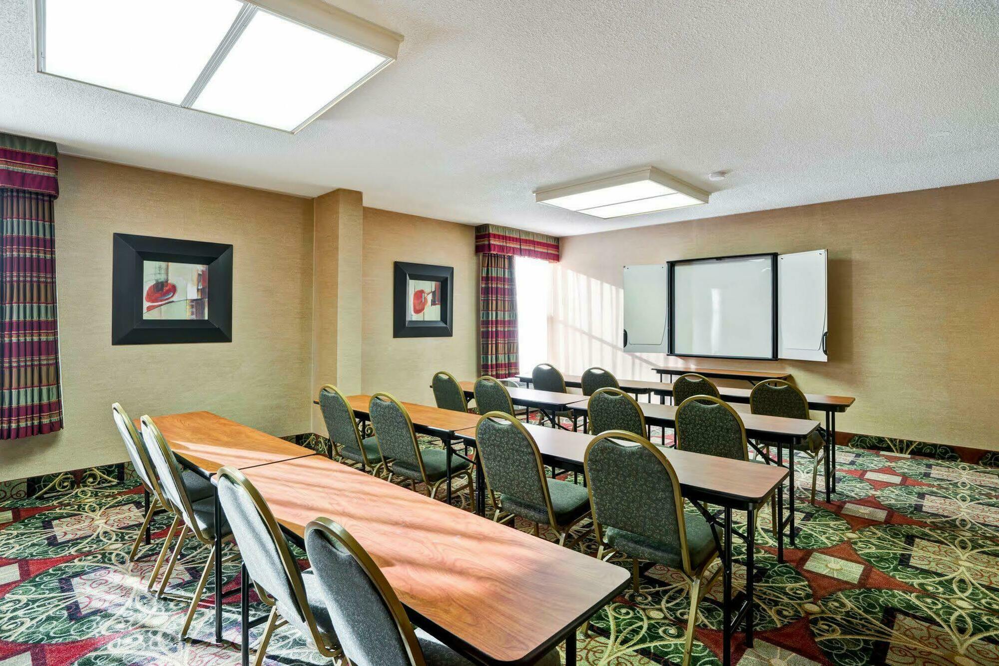 Hampton Inn Стейт Колледж Экстерьер фото